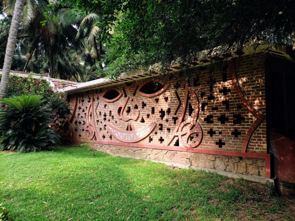 Joie dans la nature - mur de briques au sein d'un jardin représentant le joie