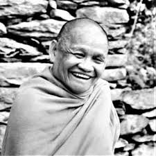 Portrait souriant d’Ajahn Chah, maître bouddhiste de la tradition thaïe