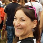 Photo de Cindy, votre coach, souriante, en plein concert eu Main square