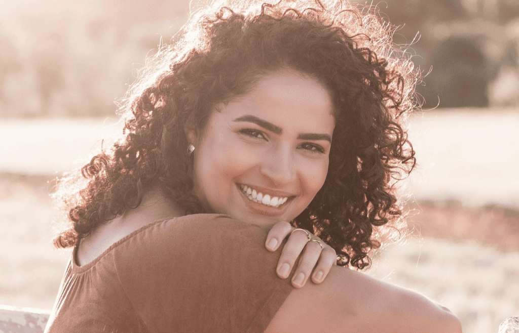Femme souriante plage (1280 x 823 px)